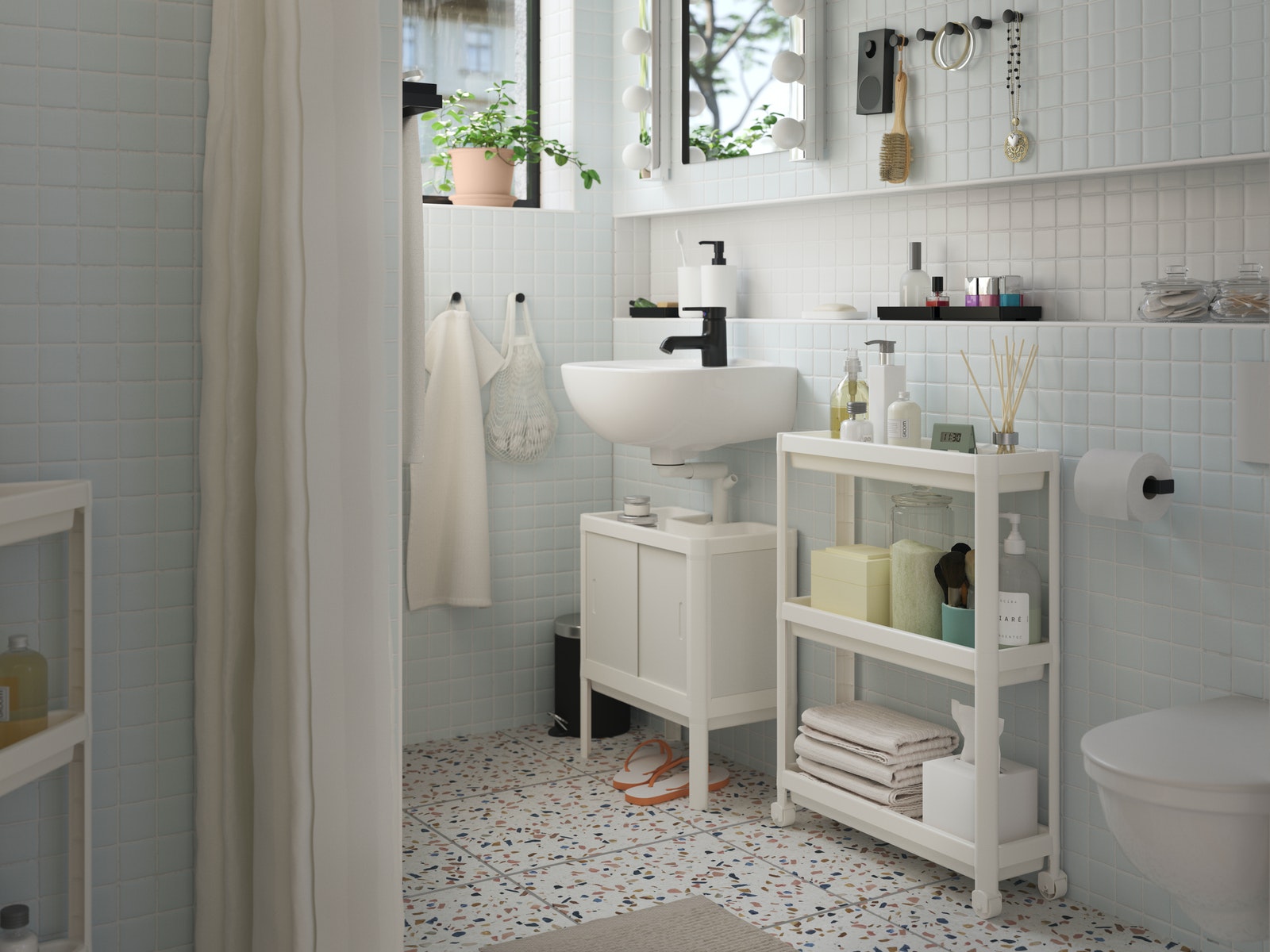 IKEA - Μεγάλες δυνατότητες αποθήκευσης σε ένα μικρό μπάνιο