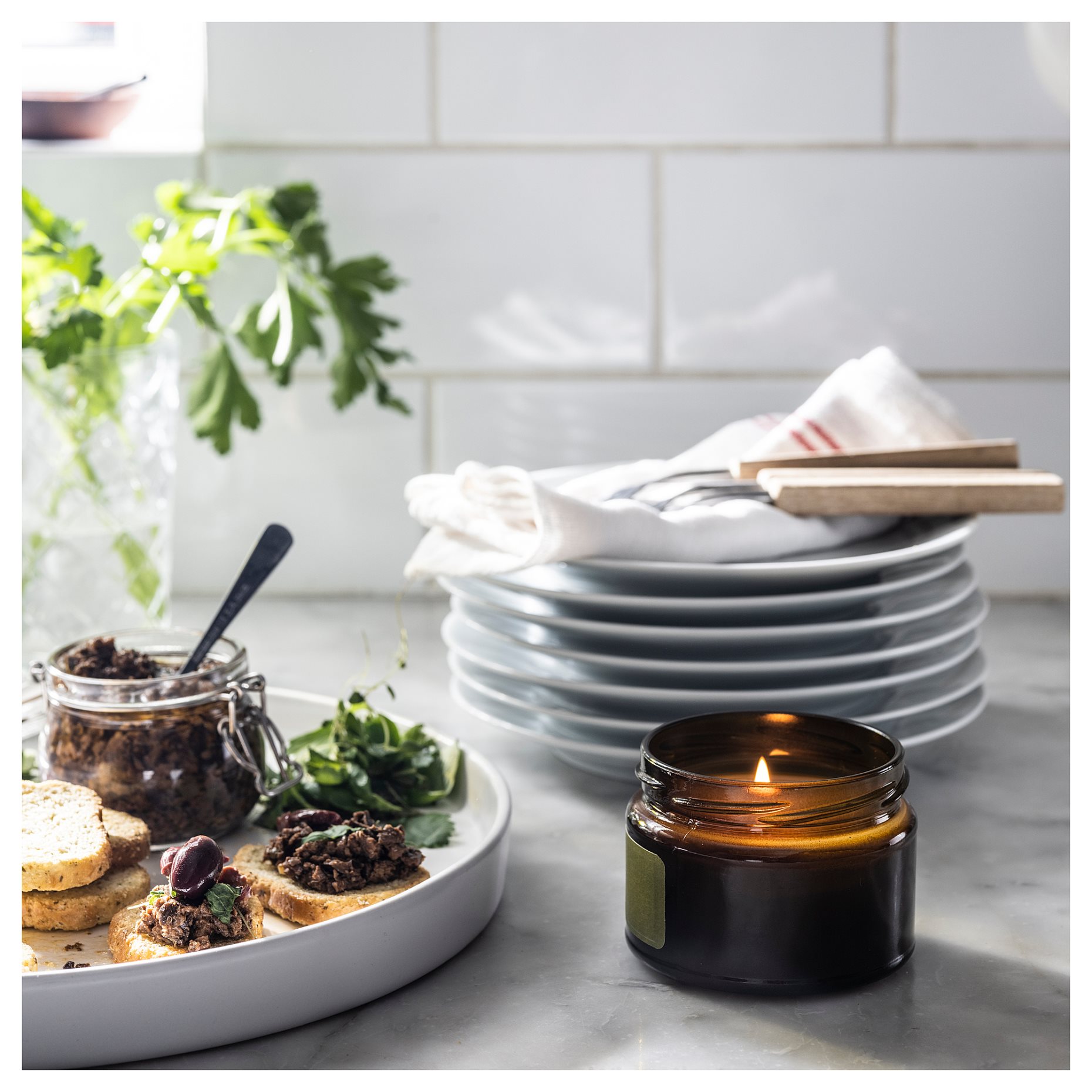 PRAKTRÖNN, scented candle in glass with lid/Spring herbs, 20 hr, 305.388.72