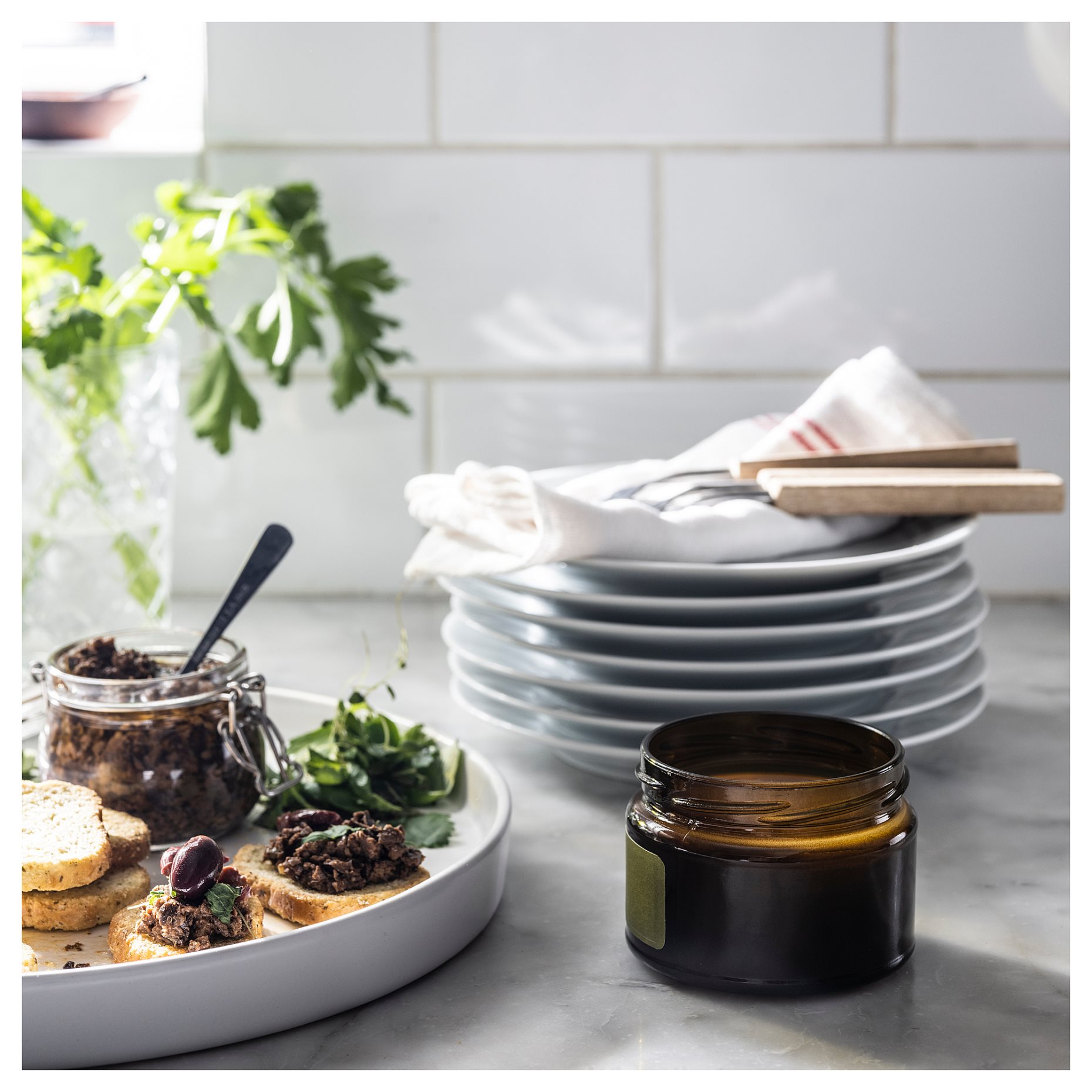 PRAKTRÖNN, scented candle in glass with lid/Spring herbs, 20 hr, 305.388.72