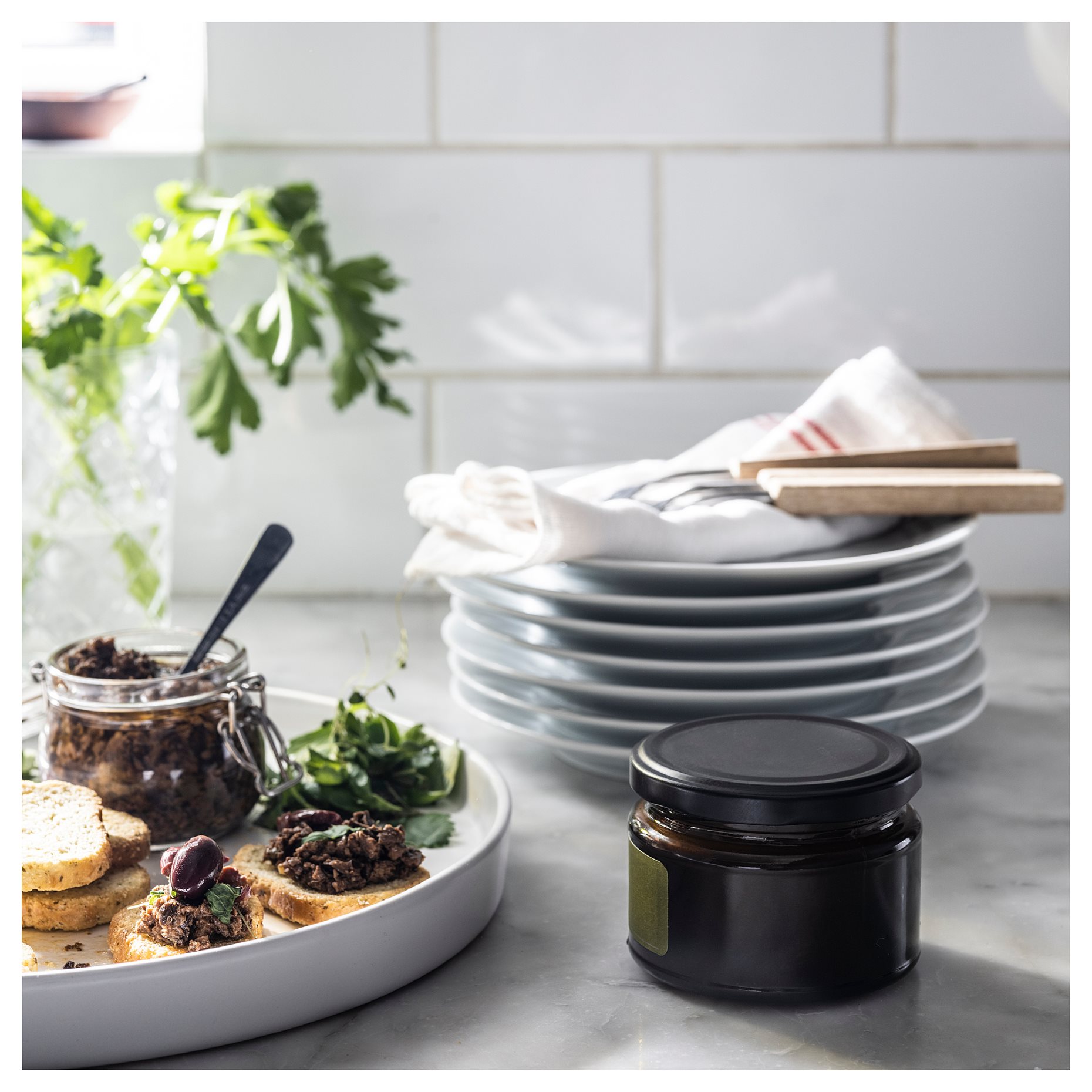 PRAKTRÖNN, scented candle in glass with lid/Spring herbs, 20 hr, 305.388.72