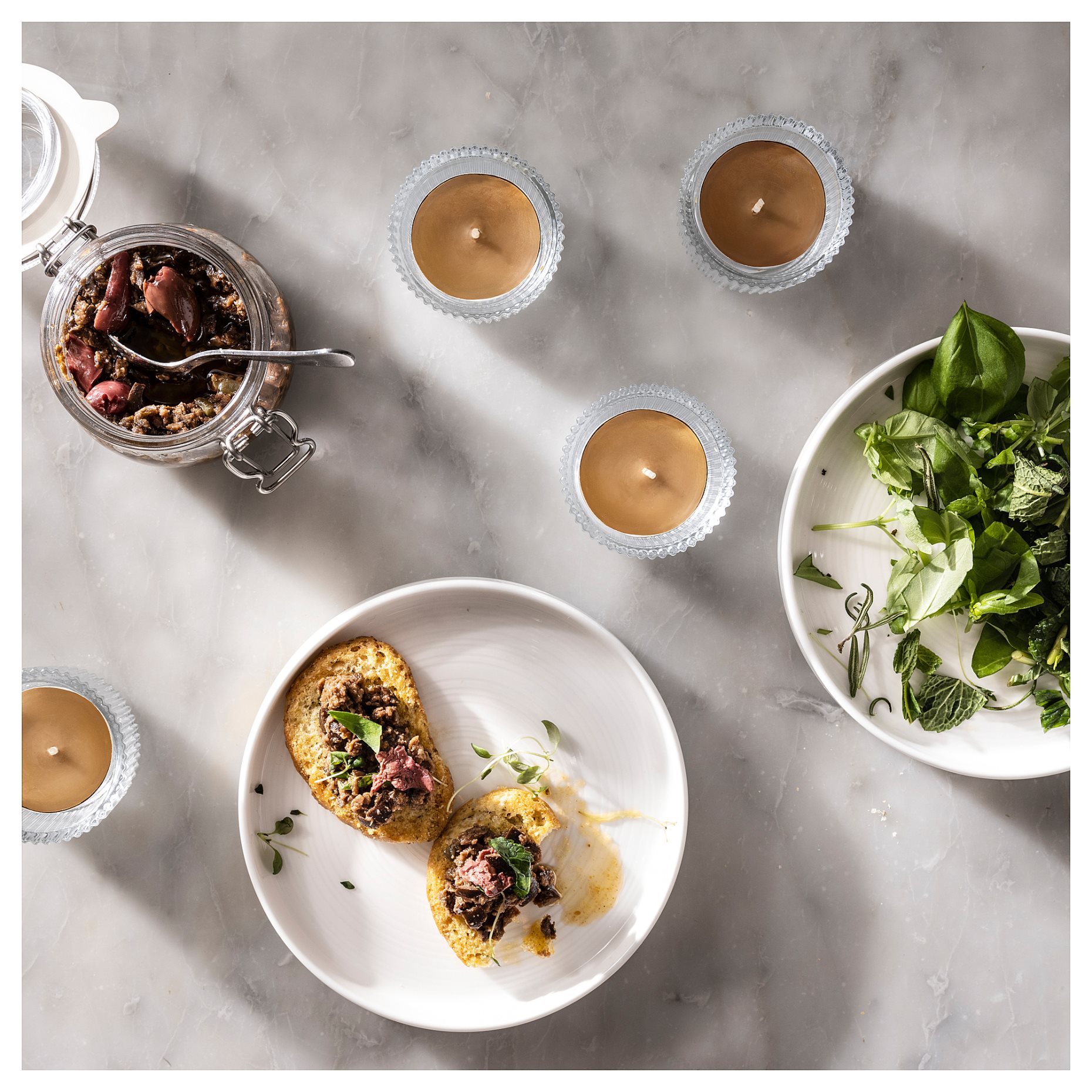 PRAKTRÖNN, scented candle in metal cup/Spring herbs/30 pack, 3.5 hr, 505.381.40