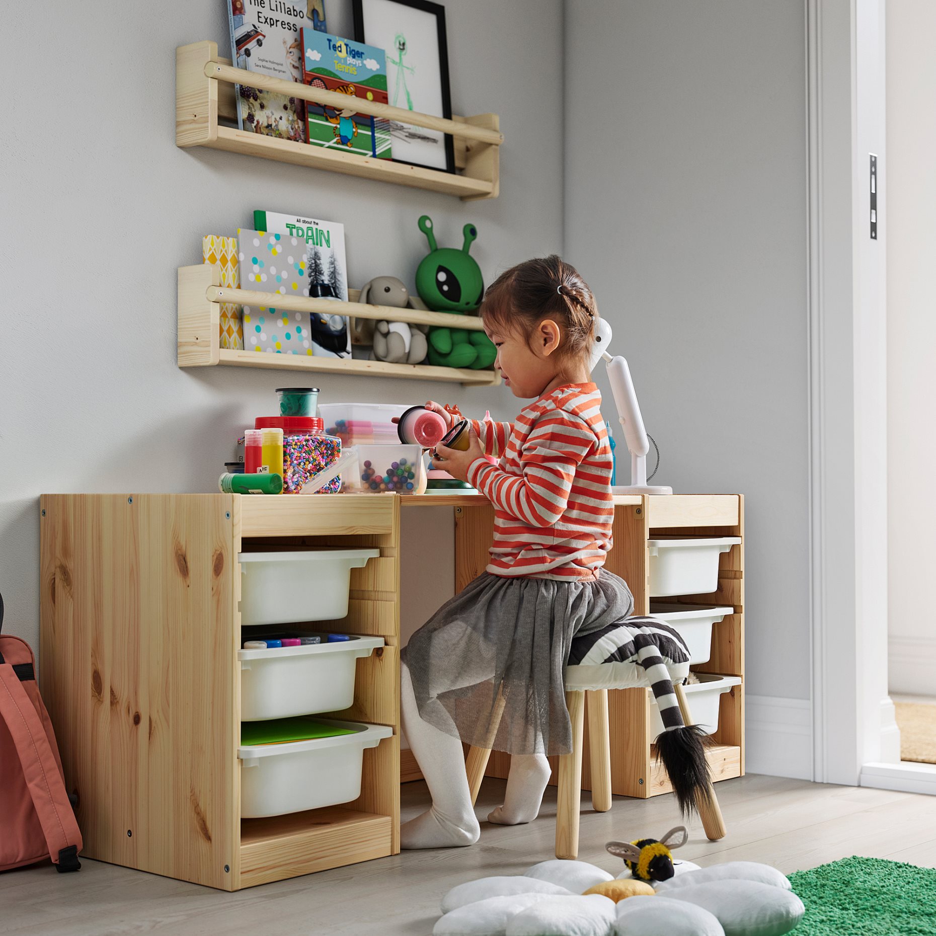 TROFAST, γραφείο με κουτιά αποθήκευσης/δίσκους, 124x44x52 cm, 596.139.41