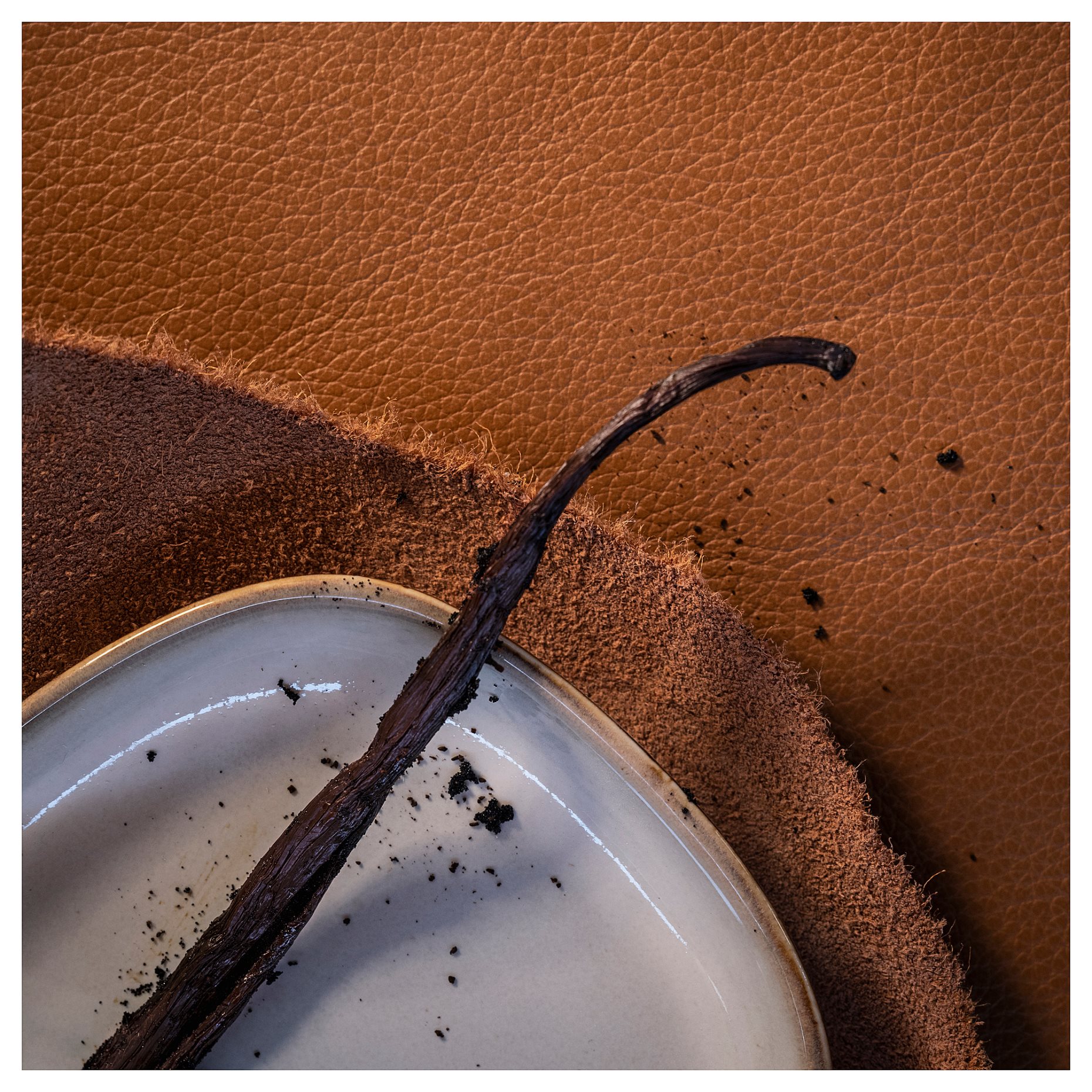 SILKESTRÄD, scented candle in ceramic jar/leather & vanilla, 45 hr, 705.703.94