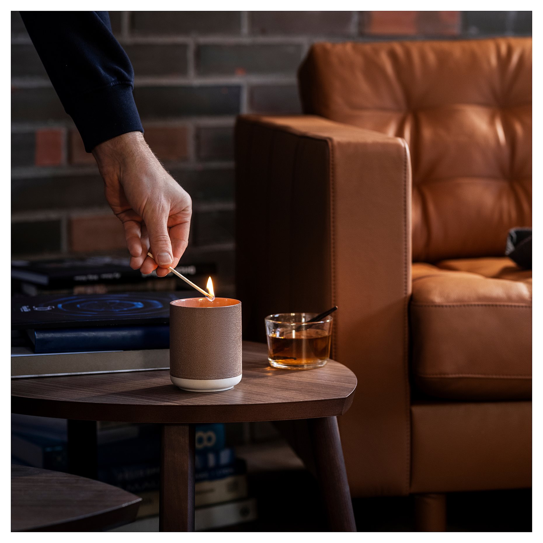 SILKESTRÄD, scented candle in ceramic jar/leather & vanilla, 45 hr, 705.703.94