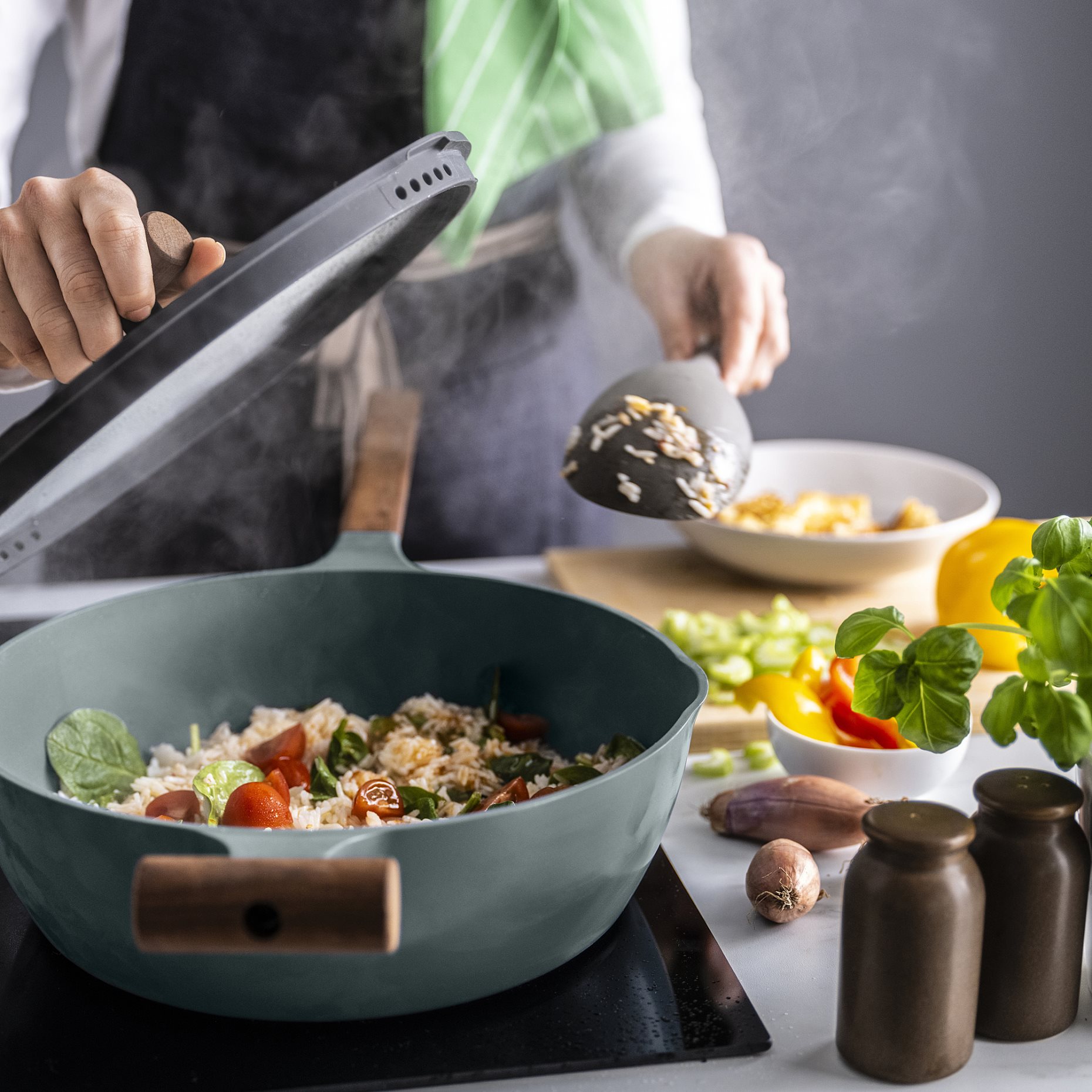 KLIPPFISK, saute pan with lid with non-stick coating, 28 cm, 706.025.16