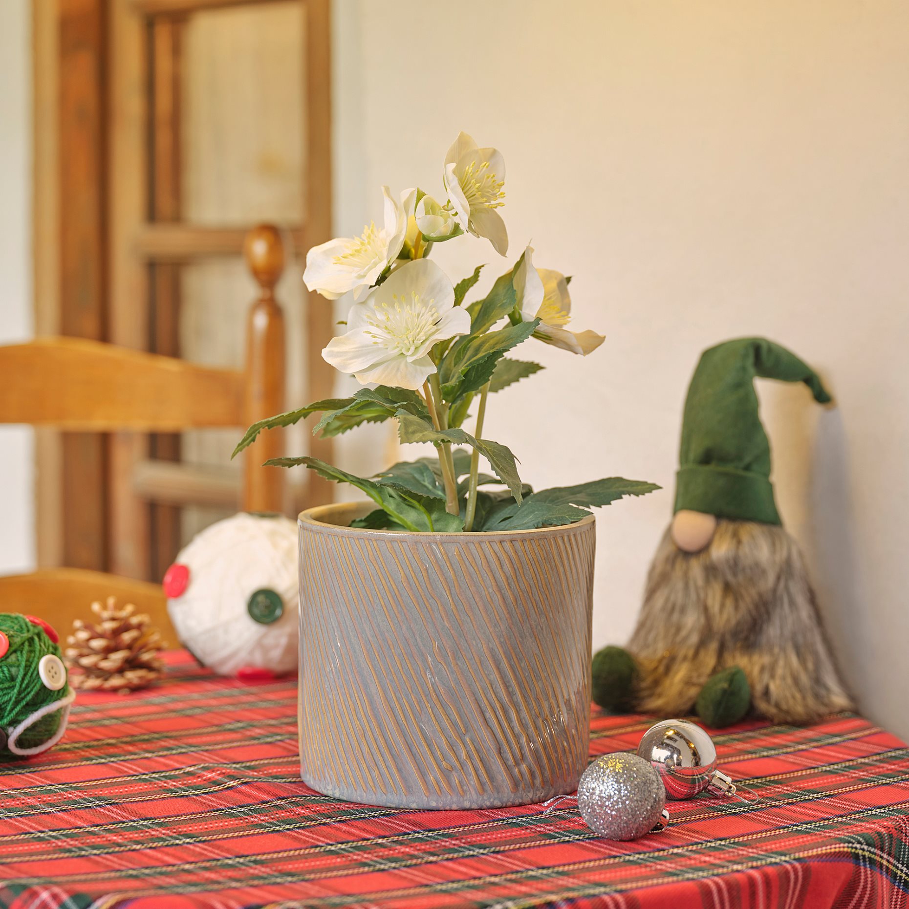 VINTERFINT, τεχνητό φυτό σε γλάστρα εσωτερικού/εξωτερικού χώρου Τριαντάφυλλο Χριστουγέννων, 12 cm, 805.621.43