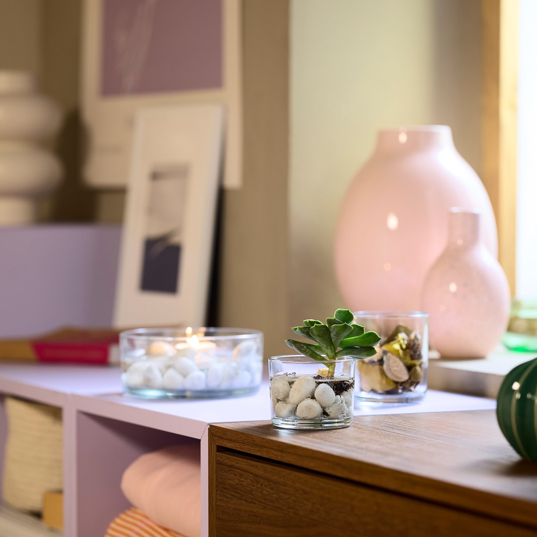 LOTSFÅGEL, αρωματικό κερί σε ποτήρι/ροζ λουλούδια, 40 ώρες, 006.083.76