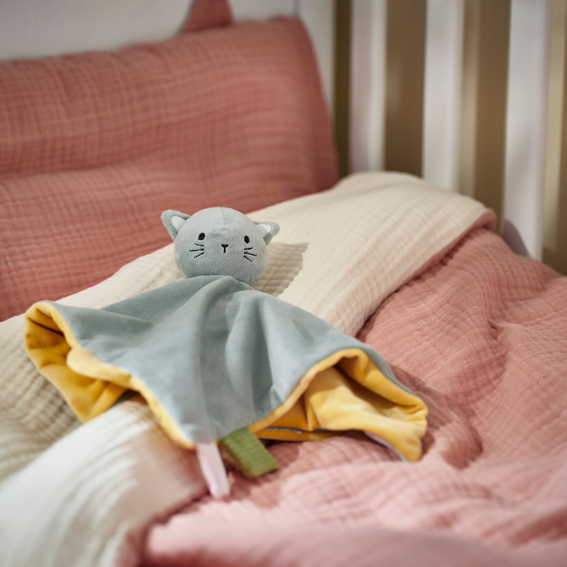 GULDVÄVARE, comfort blanket with soft toy, 205.736.58