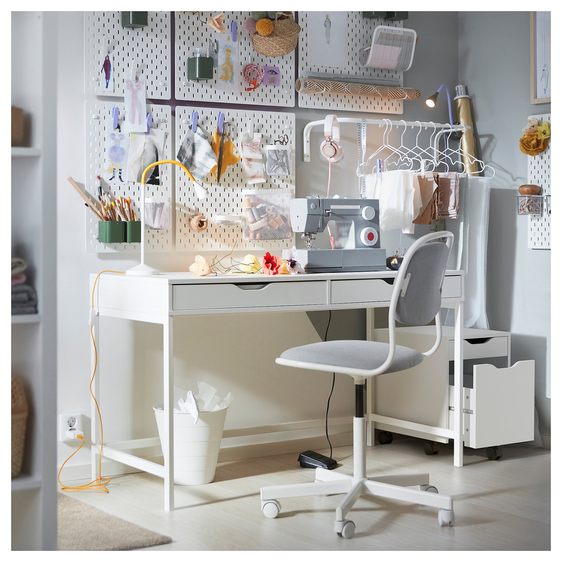 ALEX, desk, 131x58 cm, 804.834.38