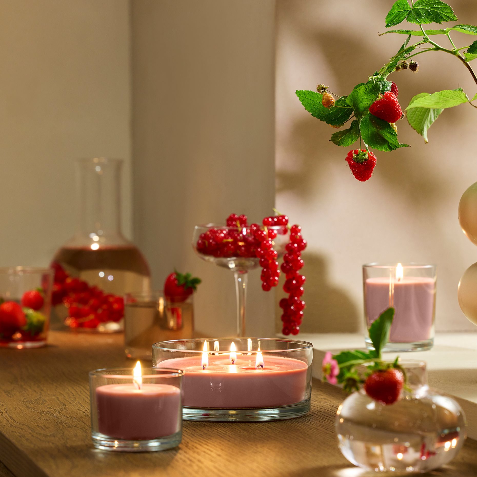 LOTSFÅGEL, scented candle in glass/Red berries, 20 hr, 906.084.52