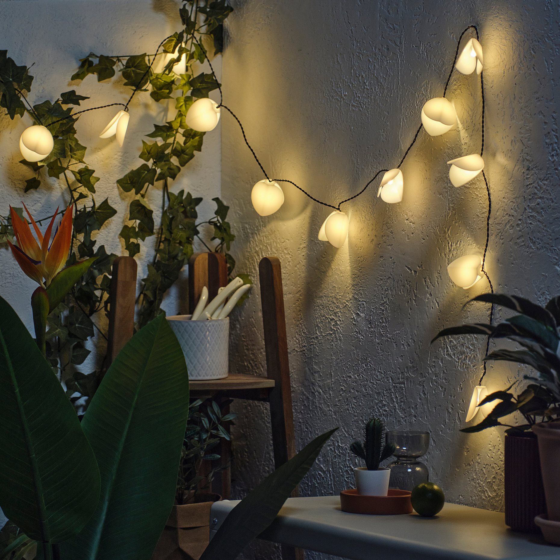 SOLVINDEN, chain with built in LED light source/12 lights/solar powered/leaf, 005.939.35