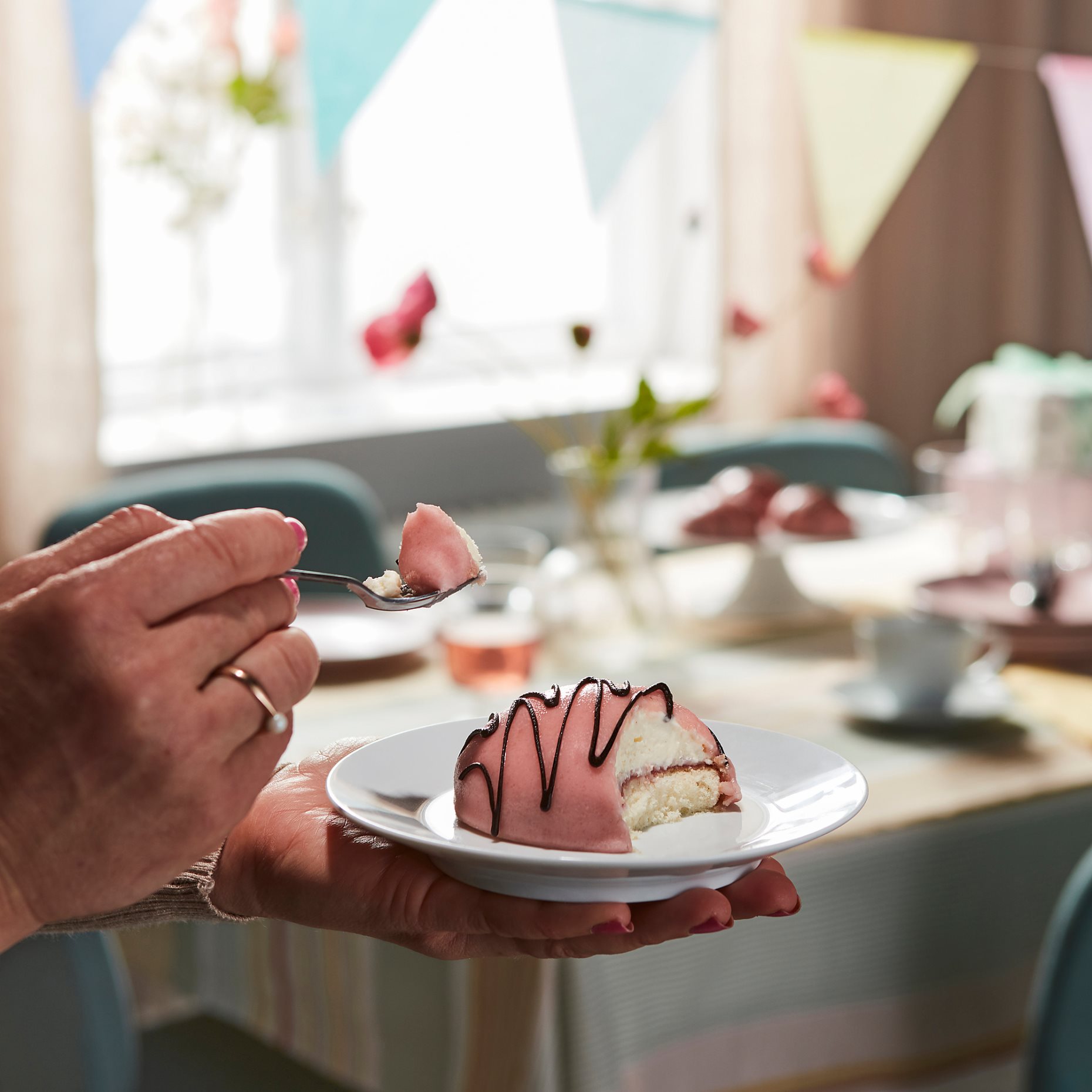 KAFFEREP, cream cake with almond paste/frozen, 320 g, 205.406.01