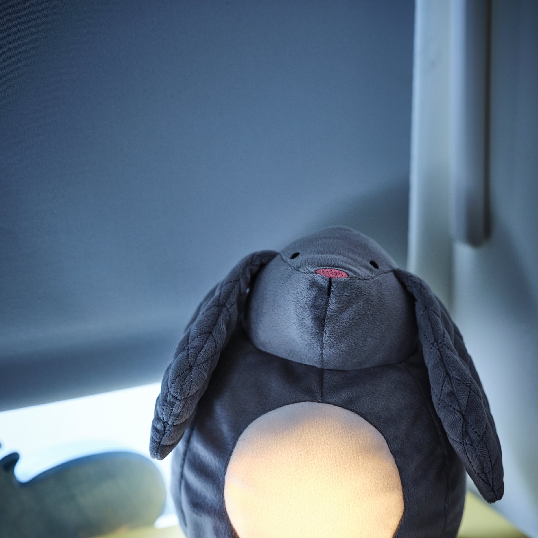 PEKHULT, μαλακό παιχνίδι με φως νύκτας και ενσωματωμένο φωτισμό LED/λειτουργία με μπαταρία, 19 cm, 504.700.03