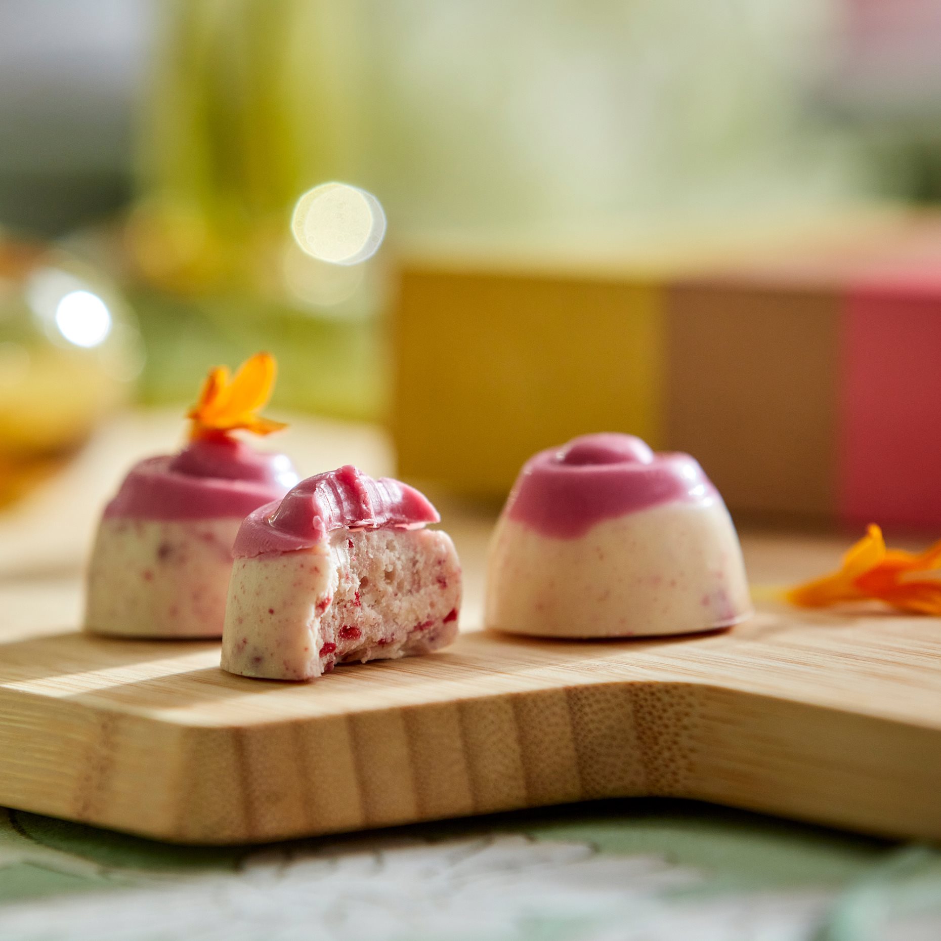 VÅRKÄNSLA, gift box praline white choco raspberries/RAC certified, 90 g, 806.236.98