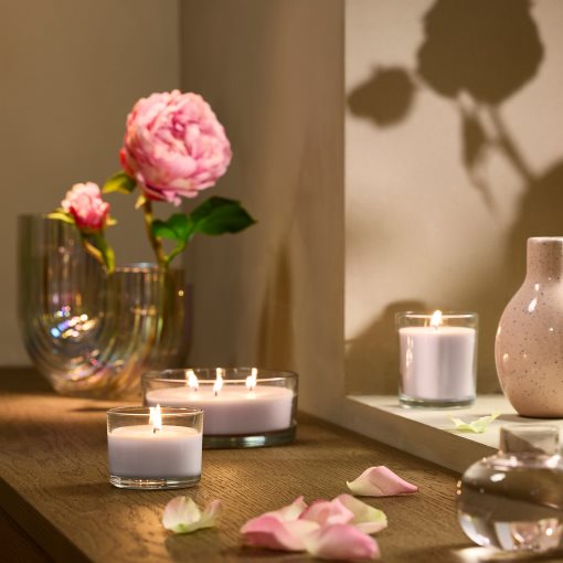 LOTSFÅGEL, αρωματικό κερί σε ποτήρι/ροζ λουλούδια, 40 ώρες, 006.083.76