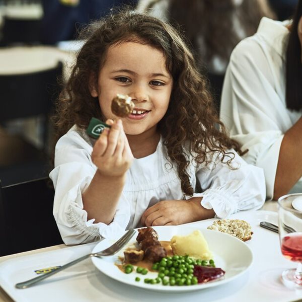 Free kids’ meal with 5 meatballs and fries, with the purchase of one hot dish for IKEA Family members!