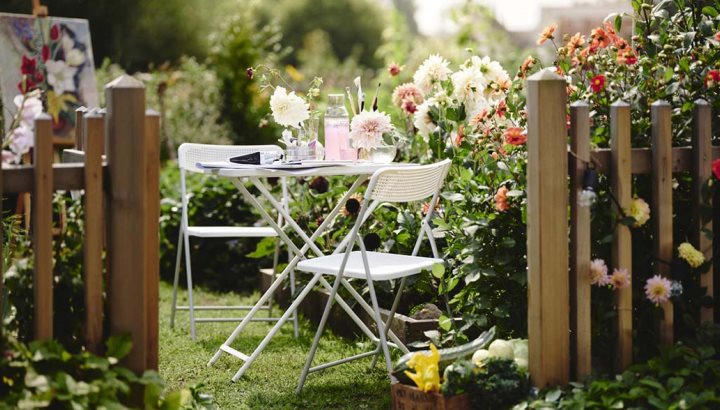 A dreamy garden with flexible, modern outdoor furniture