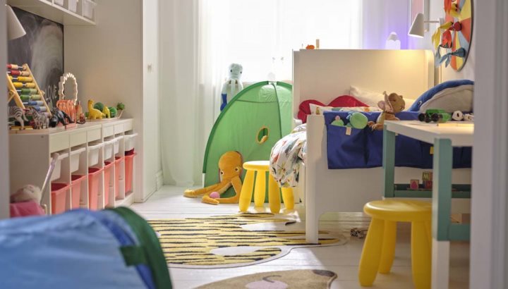 Ένα πολύχρωμο παιδικό υπνοδωμάτιο με έξυπνη χρήση του χώρου