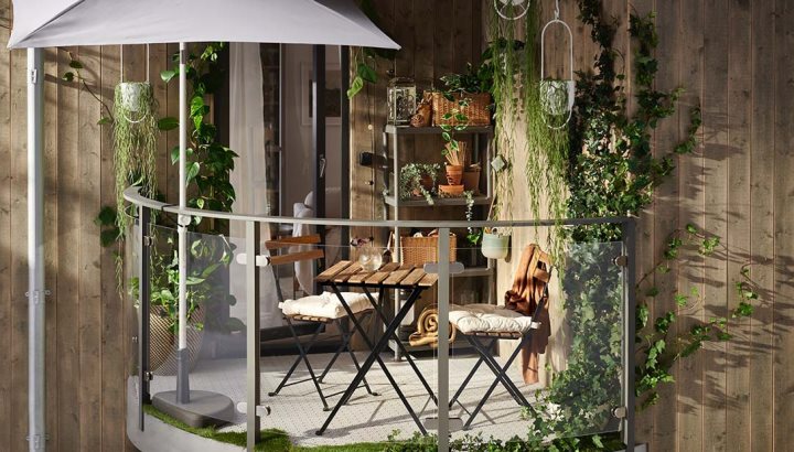 Balcony plants and warm wood bring cosiness to this small outdoor space