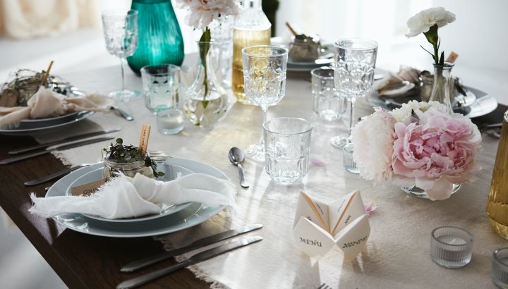 Ένα κομψό και γιορτινό γαμήλιο τραπέζι 