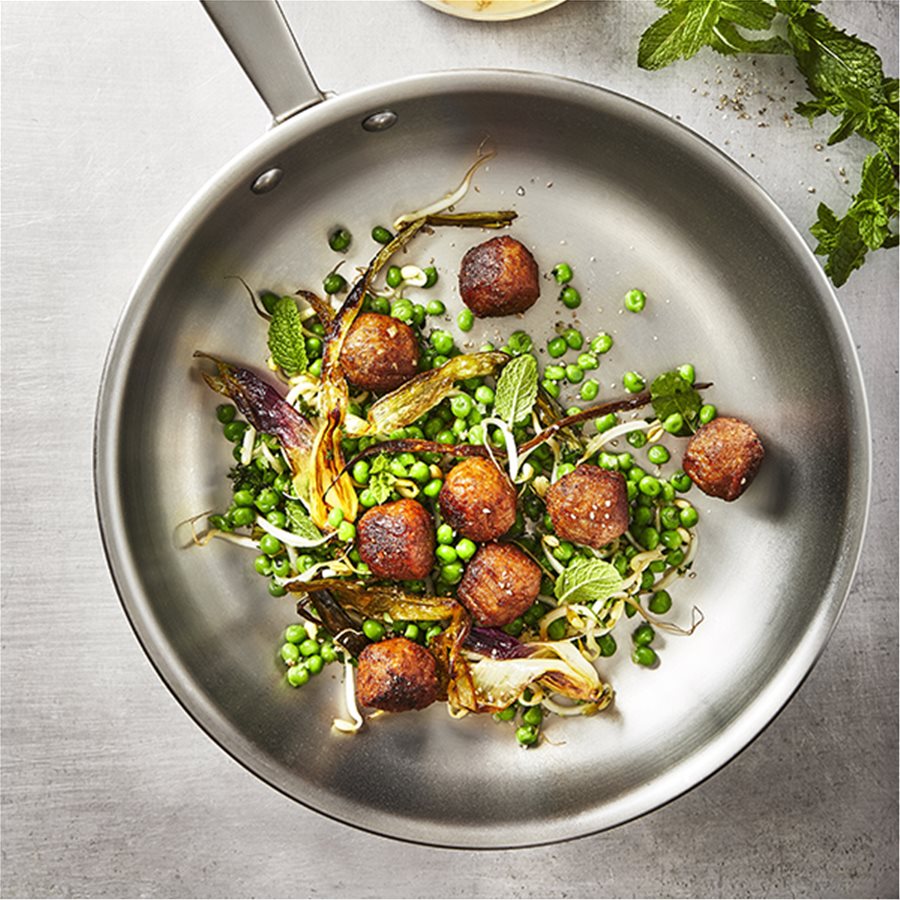 HUVUDROLL plant balls με αρακά, ψητά φρέσκα κρεμμυδάκια, μέντα και σάλτσα ταχίνι