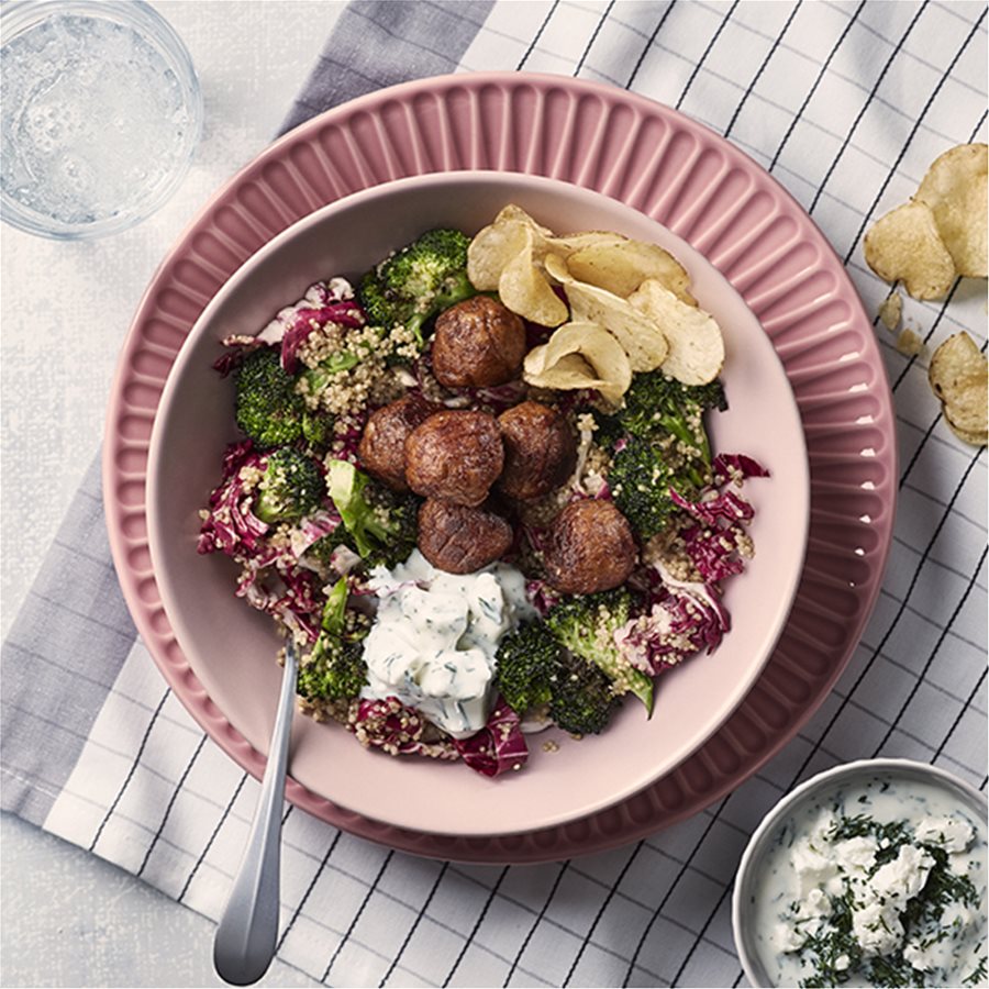 HUVUDROLL plant balls με σαλάτα κινόα, βινεγκρέτ ραβέντι και σάλτσα από γιαούρτι σόγιας και φέτα