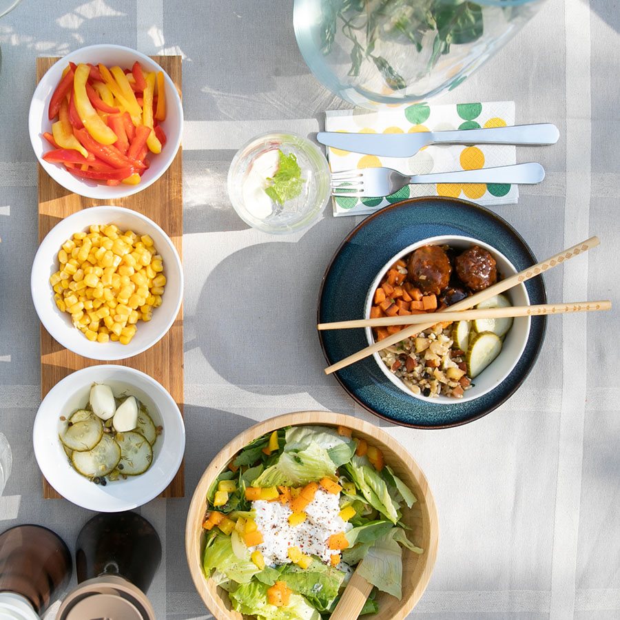 Poke bowl με plant balls HUVUDROLL, γλυκοπατάτα, πλιγούρι κουνουπιδιού και πίκλα αγγουριού