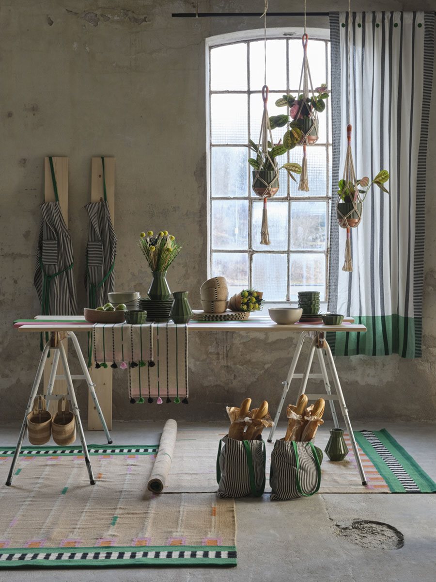 Let artisanal accessories enhance your dining room